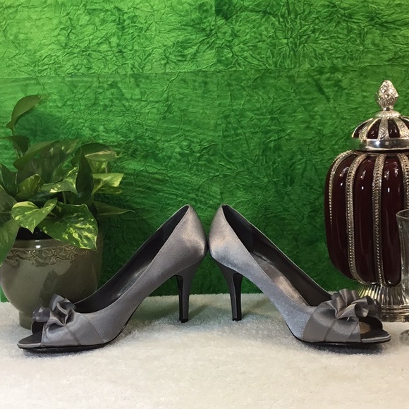 💥”HP”💥💍TOUCH OF Nina” Silver Heels - Picture 3 of 6